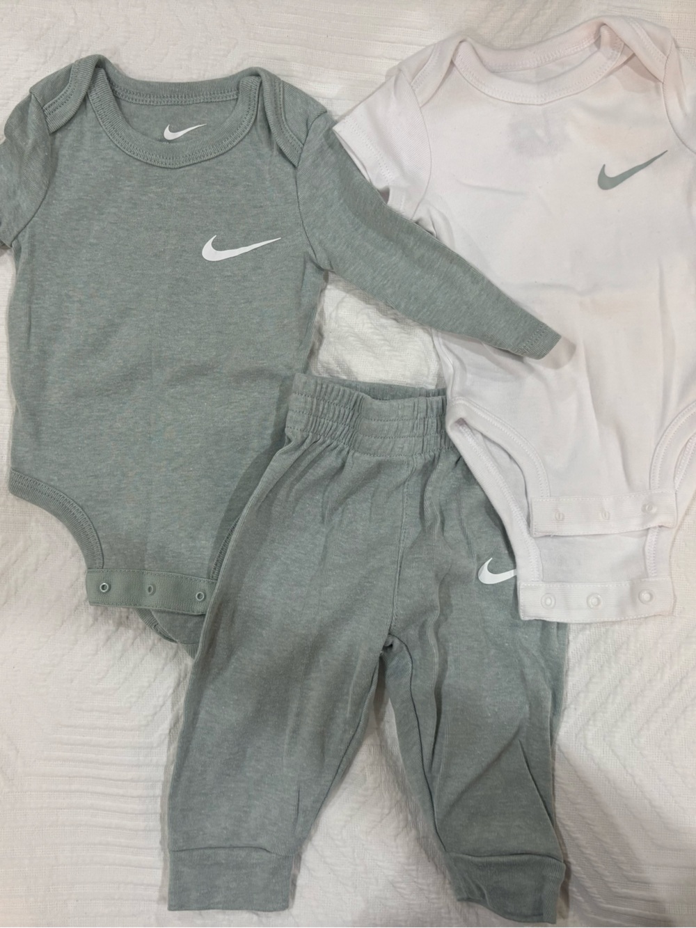 Nike Baby 3-Piece Bodysuit & Pants Set - Gray and white